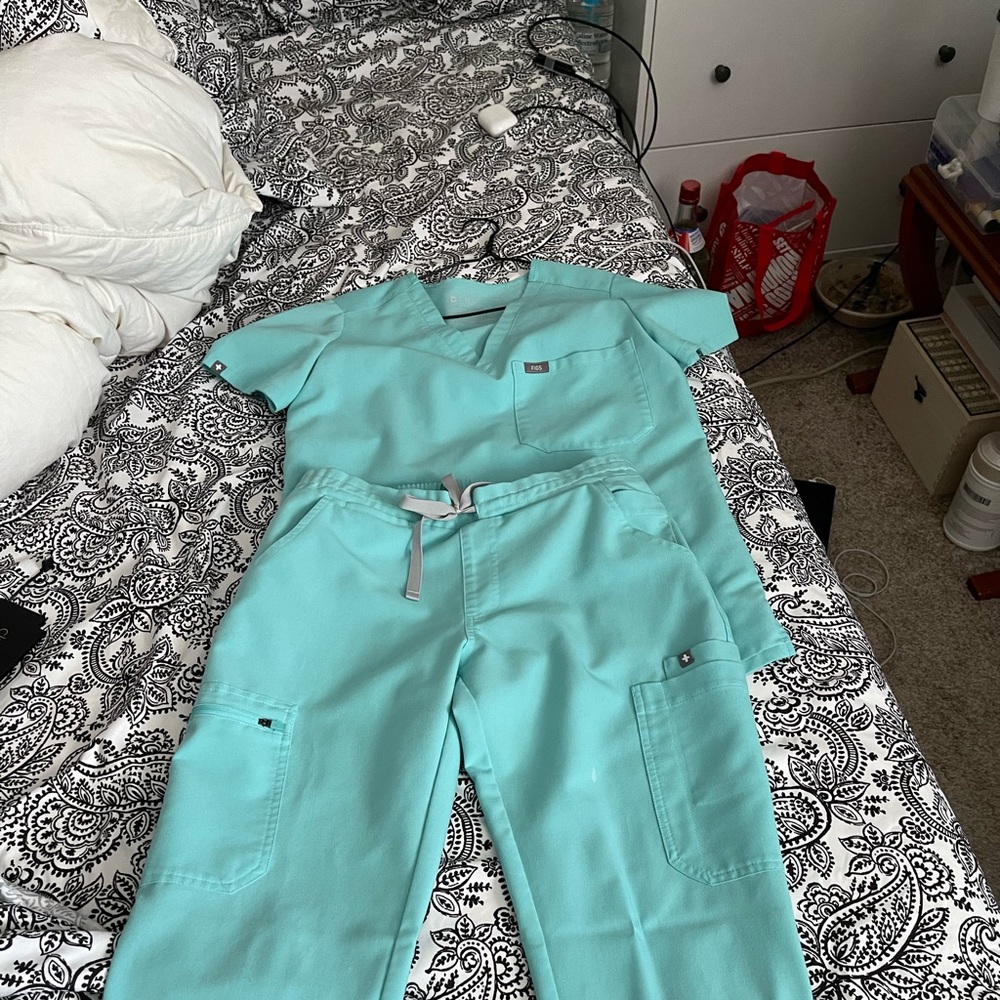 Figs scrub set Clorox stain top katarina xs top/ yola petite small pants